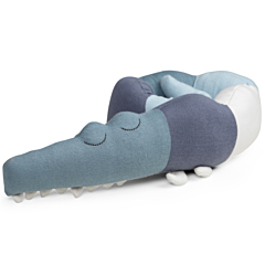 Sebra Kissen gestrickten - Sleepy Croc, powder blue fürs Kinderzimmer